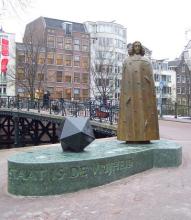 Amsterdam commemorated Spinoza with a statue in 2008. Via Wikimedia Commons.